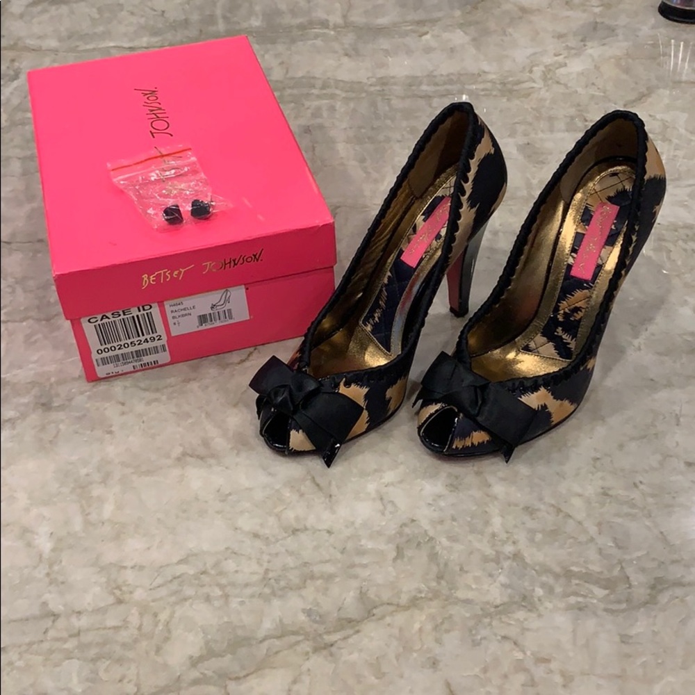 Betsey Johnson Blk/Brn peep toe heel
